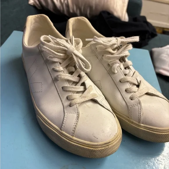 Women’s white Veja shoes, US size 9 EU 40 - Picture 2 of 4